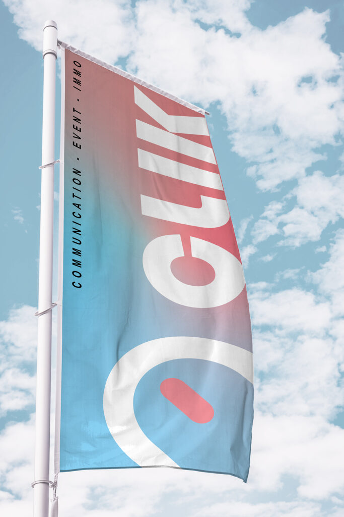 Clik_flag Photo illustrant les drapeaux CLIK management devant l'académie de football du FC Metz